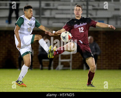 Williamsburg, VA, États-Unis d'Amérique. 22 octobre, 2016. 20161022 - William et Mary l'avant ANTONIO BUSTAMANTE (10) et le milieu de terrain Collège de Charleston (12 HOLLAND CORNELL) faire un jeu pour la balle dans la seconde moitié au stade de la famille Martin à Williamsburg, en Virginie © Chuck Myers/ZUMA/Alamy Fil Live News Banque D'Images