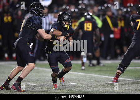 College Park, Maryland, USA. 22 octobre, 2016. Le Maryland Terrapins tournant retour LORENZO HARRISON (23) prend un transfert du Maryland Terrapins quarterback PERRY HILLS (11) au cours d'un match joué au stade du Maryland à College Park, MD. Les Terrapins battre les Spartiates 28-17 donne. © Ken Inness/ZUMA/Alamy Fil Live News Banque D'Images