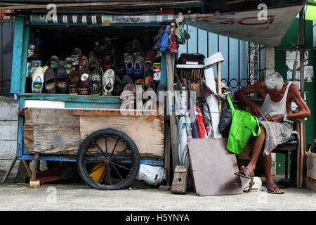 Pekanbaru, Riau, l'Indonésie. 23 Oct, 2016. Son nom est Haji Malin, hommes âgés qui travail quotidien comme un service de réparateur à Pekanbaru, Riau, l'Indonésie. Dedy Sutisna © ZUMA/wire/Alamy Live News Banque D'Images