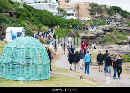 Sydney, Australie. 23 Oct, 2016. L'exposition annuelle d'art 'Sculpture' la mer le long de la promenade côtière de Tamarama à Bondi. L'exposition 2016 aura lieu du 20 octobre au 6 novembre. En image à Bondi costal Tamarama à pied. Credit : mjmediabox/Alamy Live News Banque D'Images