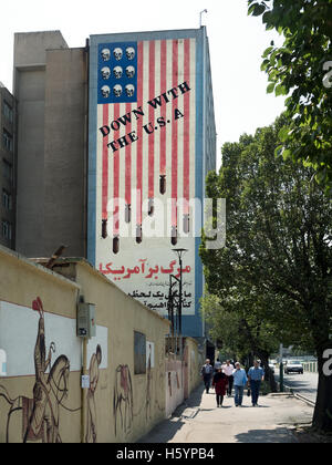 Téhéran, Iran : une peinture murale du drapeau américain avec des crânes et des missiles au lieu de stars and stripes Banque D'Images
