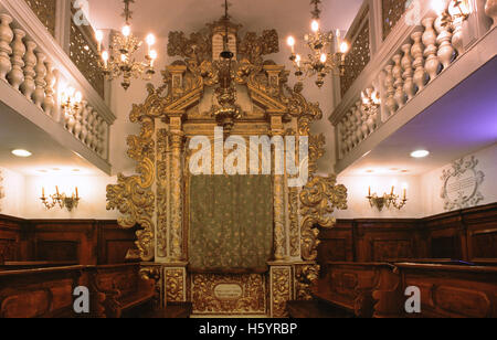 Un placard décoré de l'Arche de Torah qui contient la Torah juive défile à l'intérieur de la Synagogue Conegliano la Synagogue italienne pour la communauté italienne-juive à Jérusalem-Ouest Israël. Les murs intérieurs de la synagogue ont été amenés en Israël depuis la ville italienne de Conegliano en 1952, lorsque la communauté juive a appris l'intention de l'autorité locale de détruire la synagogue. Banque D'Images