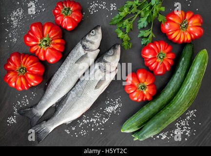 Loup de mer et de légumes Banque D'Images