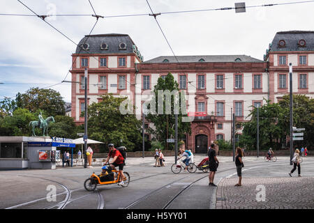 Darmstadt, Allemagne. Le Stadtschloss (City Palace) ou Palais résidentiel (Residenzschloss), l'extérieur du bâtiment et statue équestre Banque D'Images