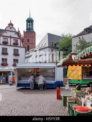 Darmstadt, Hesse, Allemagne. Ancien hôtel de ville, Église de ville et les consommateurs au marché de producteurs au Market Square Banque D'Images