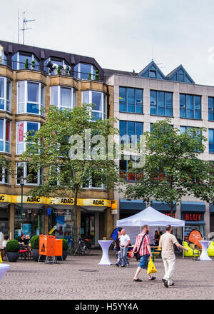 Darmstadt, Hesse, Allemagne. Boutiques et d'immeubles d'appartements avec balcon sur la vache folle sur la place du marché, Marktplatz Banque D'Images