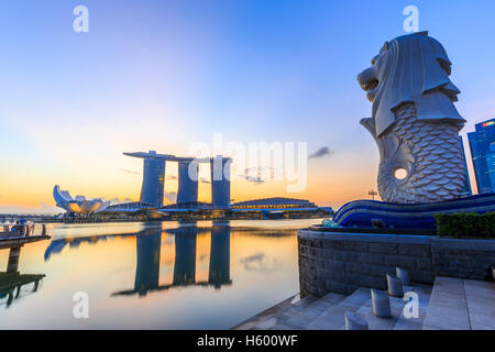 Singapore city skyline au lever du soleil. Banque D'Images