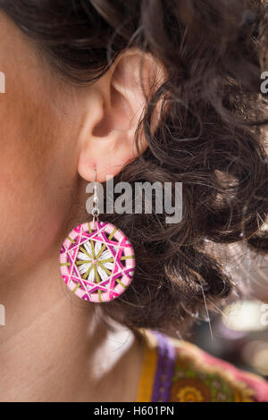 Posamentenknopf earring, rose, blanc, rose, à l'oreille, Ichenhausen, Bavière, Allemagne Banque D'Images