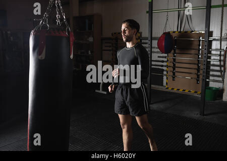 La pratique de Boxer sac de frappe boxe avec Banque D'Images