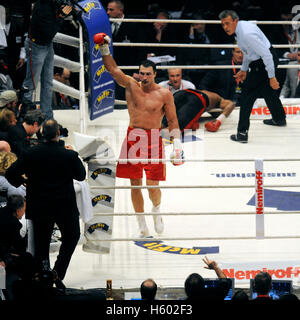 La boxe, Wladimir Klitschko, UKR, défait Eddie Chambers, USA, par KO, Heavyweight Championship lutte dans l'Esprit Arena Banque D'Images