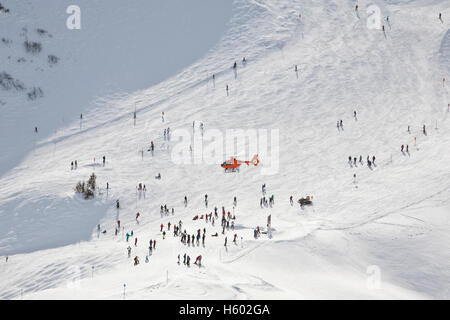 Avec l'hélicoptère de sauvetage aérien sur Mt Fellhorn, accident de ski, hiver, neige, Oberstdorf, Alpes, Allgaeu, Bavière Allgaeu Banque D'Images