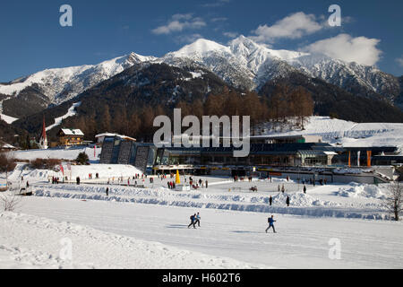 Olympiabad, centre de conférence, cross country ski run, gamme de Karwendel, Seefeld, Tyrol, Autriche, Europe Banque D'Images