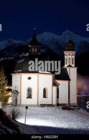 En face de l'église Seekirchl Karwendel de nuit, Seefeld, Tyrol, Autriche, Europe Banque D'Images