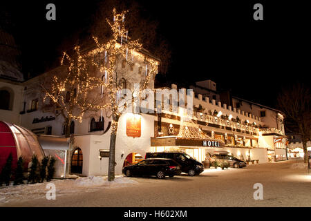 Klosterbrau Hotel la nuit, 5 star hotel spa, éclairage de Noël, Seefeld, Tyrol, Autriche, Europe Banque D'Images