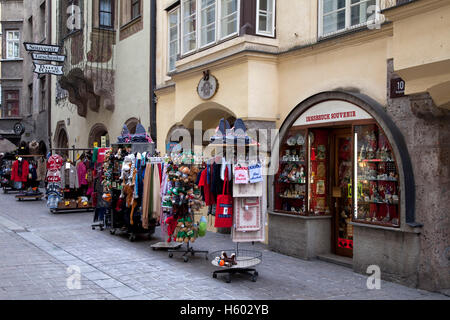 Des marchands de souvenirs en Hofgasse Alley, capitale provinciale d'Innsbruck, Tyrol, Autriche, Europe Banque D'Images