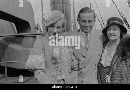 Actrice anglaise Evelyn Laye 1900-1996 acteur avec mari Frank Lawton 1904-1969 et Liz Mathes (photo vers 1934) Banque D'Images