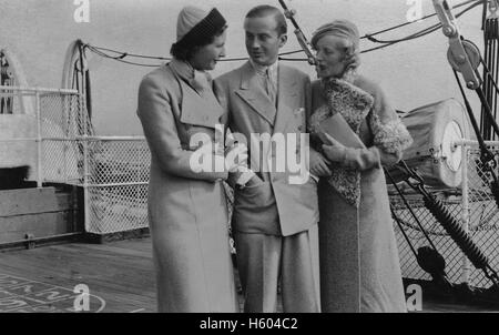 Actrice anglaise Evelyn Laye 1900-1996 avec mari Frank Lawton 1904-1969 acteur et actrice Binnie Barnes 1903-1998 (photo circa 1934) Banque D'Images