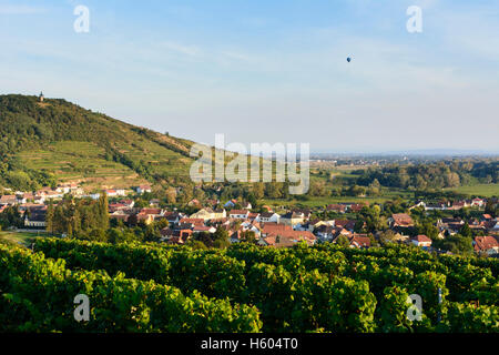 Langenlois : la vue de la vallée de de Kogelberg Kamptal, vignobles, tour d'observation, Zöbing Kamptalwarte village, montgolfière, W Banque D'Images