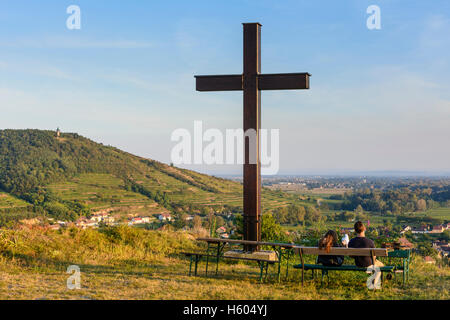 Langenlois : la vue de la croix du sommet vers la vallée de Kogelberg Kamptal, vignobles, tour d'observation, Zöbing Kamptalwarte village, Waldv Banque D'Images