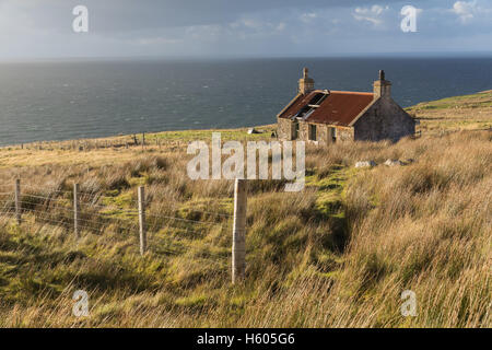 Une maison abandonnée croft à Melvaig, un village isolé sur la côte de Wester Ross, les Highlands écossais. Banque D'Images