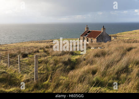 Une maison abandonnée croft à Melvaig, un village isolé sur la côte de Wester Ross, les Highlands écossais. Banque D'Images