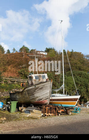 Bateaux en cale sèche au Port de Gairloch, Gairloch, Wester Ross, Scotland Banque D'Images