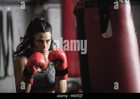 Boxer boxe sac de frappe avec la pratique Banque D'Images