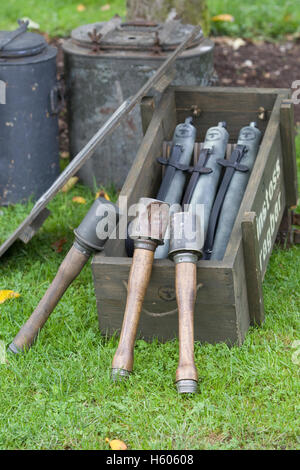 Bâton Einstoss allemand des grenades et Tragbars Flammenwerfer dans un récipient Banque D'Images