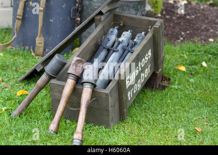 Bâton Einstoss allemand des grenades et Tragbars Flammenwerfer dans un récipient Banque D'Images