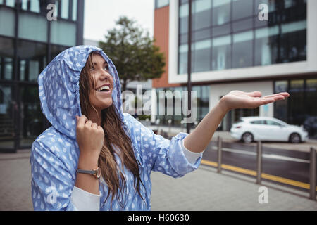 Belle femme profitant de la pluie Banque D'Images