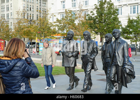 Les touristes de prendre des photos de la statue de bronze à Liverpool Beatles Banque D'Images