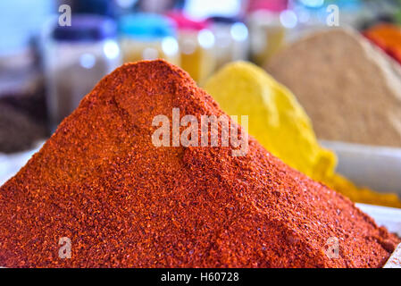 Variété d'épices sur les rues arabes market stall Banque D'Images