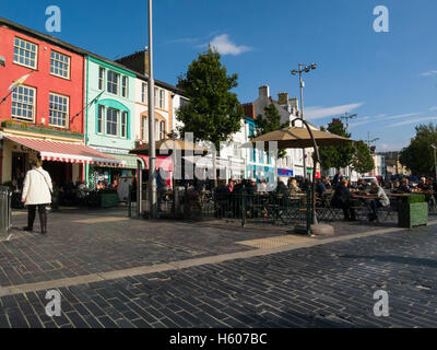 Visiteurs dining out sur une belle journée d'automne à la place du Château de Caernarfon Gwynedd au nord du Pays de Galles Caernarfon est ville royale et port sur le détroit de Menai Banque D'Images