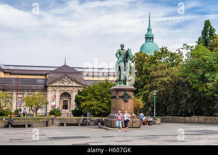 Darmstadt, Hesse, Allemagne. Multidisiplinary Landesmuseum natural history museum et Grand Duc Louis IV statue équestre Banque D'Images