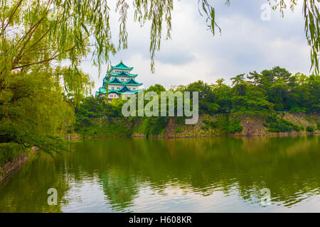 La trame laisse pendre Nagoya Castle historique magnifiquement stronghold reflète dans une douve aqueux et fort rempart muré dans J Banque D'Images