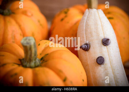 Les citrouilles et fantômes faits avec banane et chocolat pour l'halloween sur du bois Banque D'Images