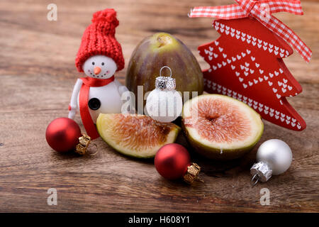 Fig sur bois avec bonhomme de neige et des boules de noël tree Banque D'Images