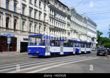 Tramway Tatra âgées dans le centre de Riga, Lettonie Banque D'Images