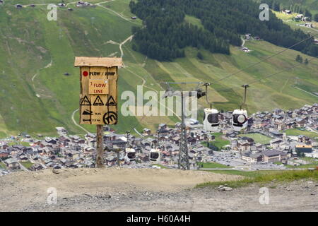 Ligne de débit en bikepark dans les montagnes au-dessus de Livigno, Italie Banque D'Images