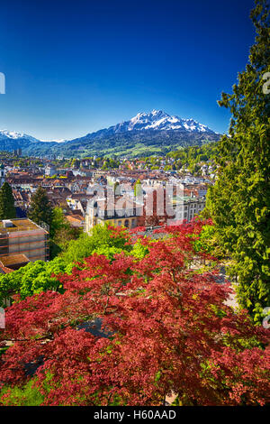 Centre-ville historique de Lucerne avec le célèbre Mont Pilatus et Swiss Alps, Lucerne, Suisse Banque D'Images