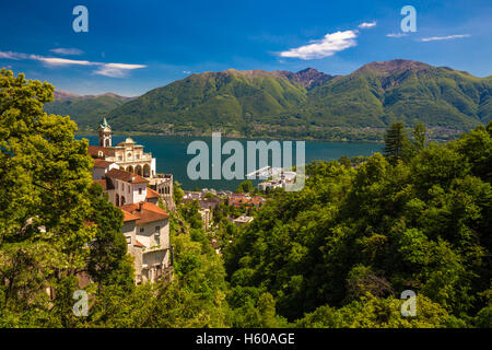 Au-dessus de l'église Madonna del Sasso ville de Locarno, le lac Majeur (Lago Maggiore) et Alpes Suisses au Tessin, Suisse. Banque D'Images