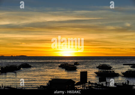 De soleil colorés de la rive du lac Titicaca au Pérou, Copacabana Banque D'Images