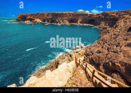 Vue d'Ajuy littoral avec montagnes volcanique sur l'île de Fuerteventura, Îles Canaries, Espagne. Banque D'Images