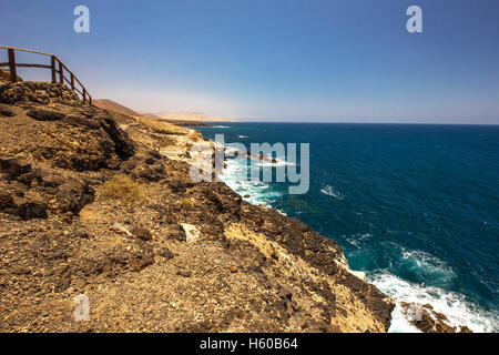 Vue d'Ajuy littoral avec montagnes volcanique sur l'île de Fuerteventura, Îles Canaries, Espagne. Banque D'Images