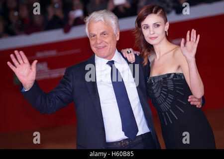 Rome, Italie. 21 Oct, 2016. Le réalisateur italien Michele Placido et producteur Federica Vincenti marche le tapis rouge lors de la première du film de "7 minutes" à la 11e édition du Festival de Rome à l'Auditorium Parco della Musica à Rome Crédit : Barbara Como/Pacific Press/Alamy Live News Banque D'Images