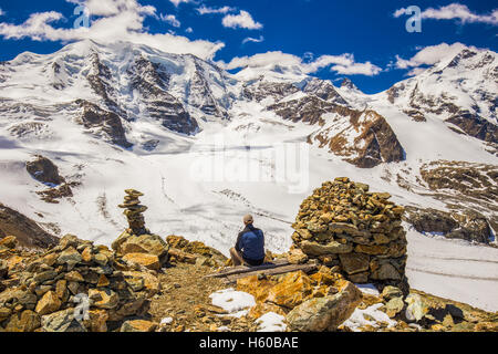 Jeune homme profitant de la vue imprenable sur massif de la Bernina et glacier Morteratsch de Diavolezza près de Sankt Moritz, Suisse Banque D'Images