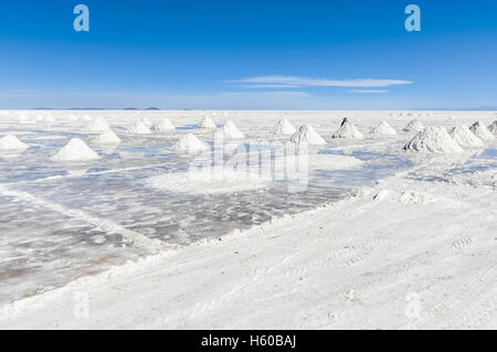 Des tas de sel dans Salar de Uyuni, le plus grand de sel dans le monde, la Bolivie Banque D'Images