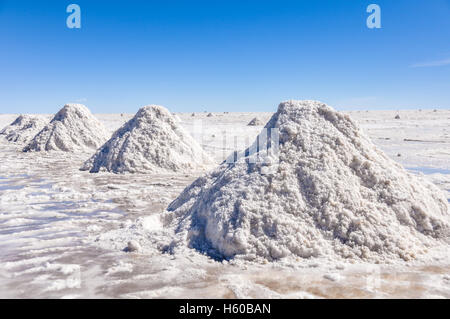 Des tas de sel dans Salar de Uyuni, le plus grand de sel dans le monde, la Bolivie Banque D'Images