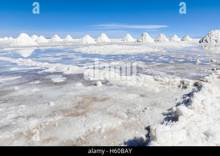 Des tas de sel dans Salar de Uyuni, le plus grand de sel dans le monde, la Bolivie Banque D'Images