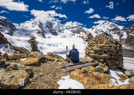 Jeune homme profitant de la vue imprenable du glacier de Morteratsch Diavolezza près de Sankt Moritz, Suisse Banque D'Images